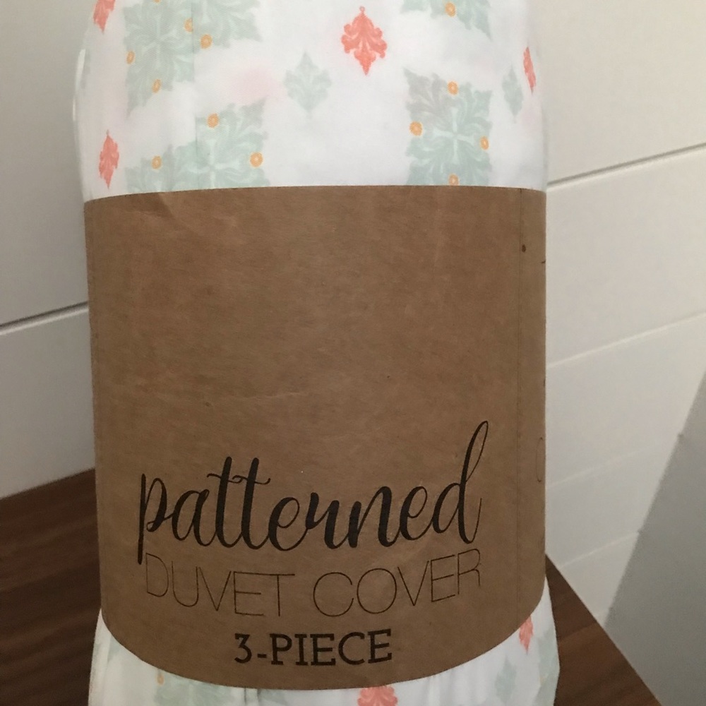 Duvet cover with 2 pillow shams. King new.